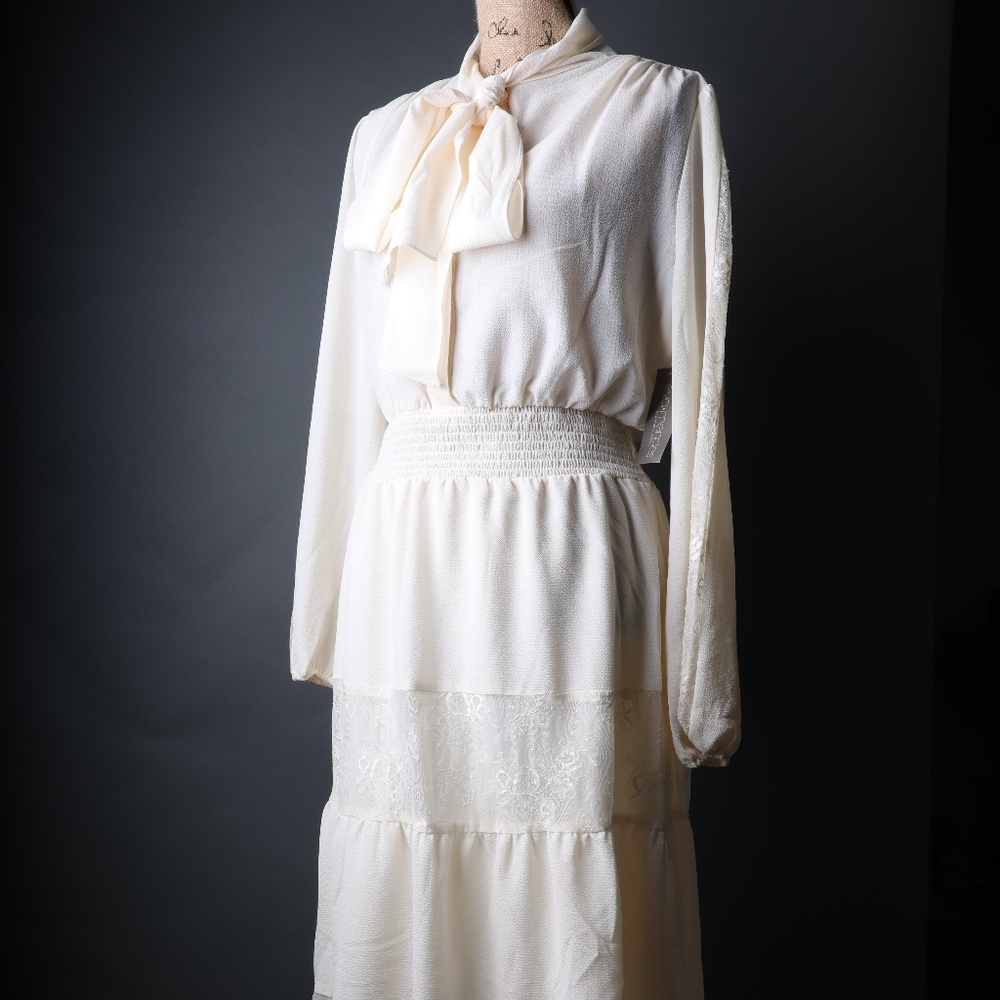 Cream dress with lace trim - Picture 2 of 8